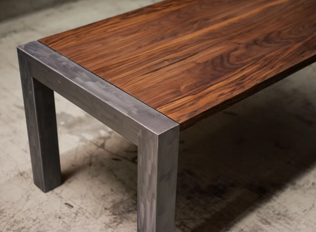 Nussbaum Tisch einfach selbst konfigurieren mit einem Stahl U-Profil