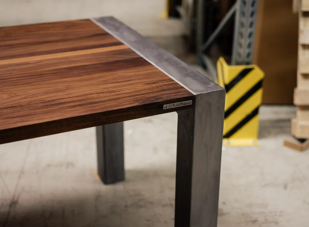 Esstisch nach Maß massivem Nussbaum mit Astanteil