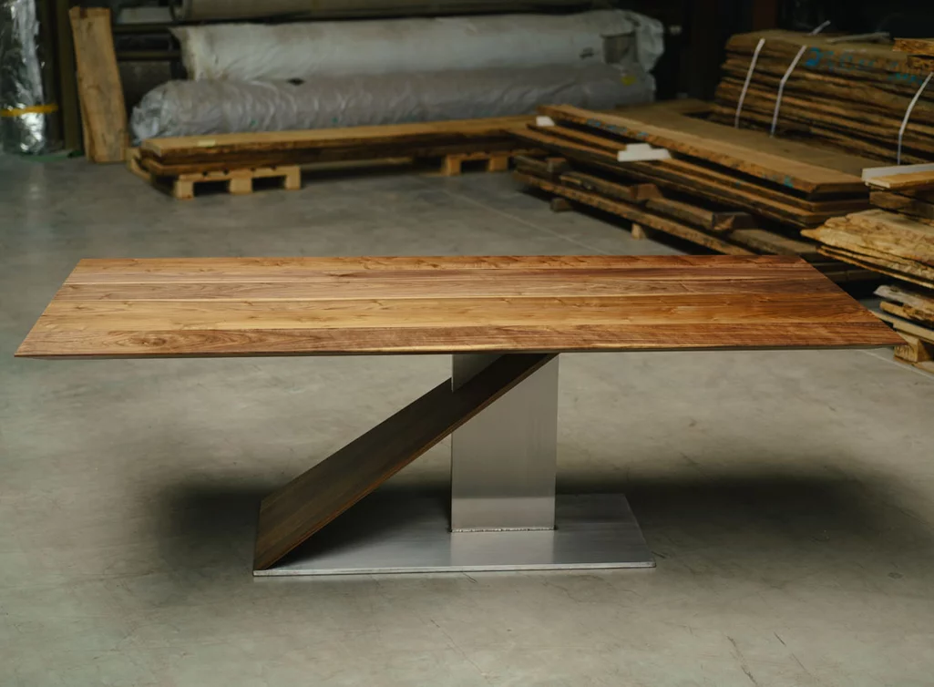 VIR5C-T mit einem Mittelfuß Tischuntergestell Version aus Edelstahl und Nussbaumholz VIR5C-T mit einem Mittelfuß Tischuntergestell Version aus Edelstahl und Nussbaumholz