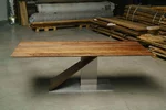 VIR5C-T mit einem Mittelfuß Tischuntergestell Version aus Edelstahl und Nussbaumholz