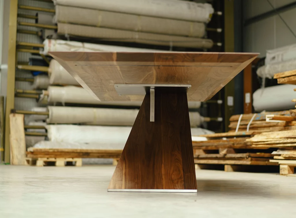 Edler Nussbaum Esstisch mit einem Mittelfuß kombiniert aus Holz und Stahl Edler Nussbaum Esstisch mit einem Mittelfuß kombiniert aus Holz und Stahl