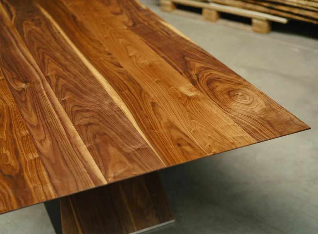 Detailansicht: Nussbaum Tischplatte mit weitgehend astfreiem Holz Detailansicht: Nussbaum Tischplatte mit weitgehend astfreiem Holz