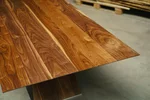 Detailansicht: Nussbaum Tischplatte mit weitgehend astfreiem Holz