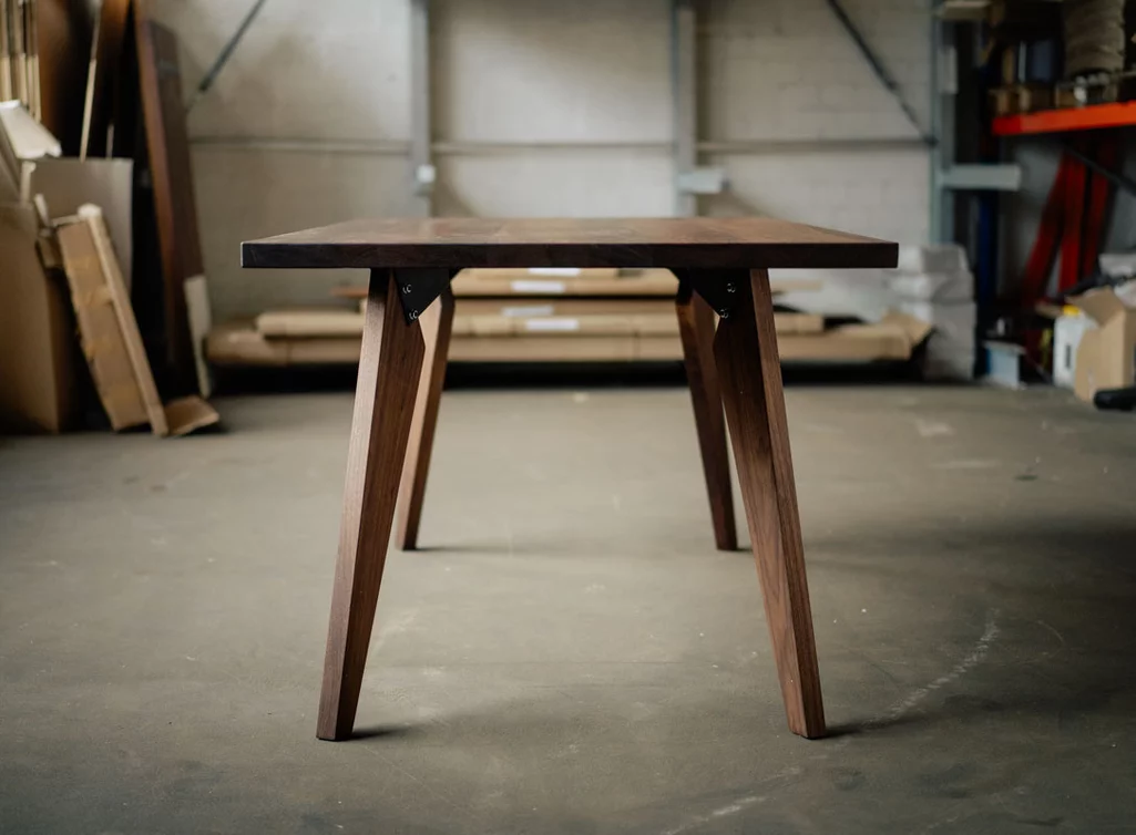 Esstisch aus massivem Nussbaumholz Esstisch aus massivem Nussbaumholz