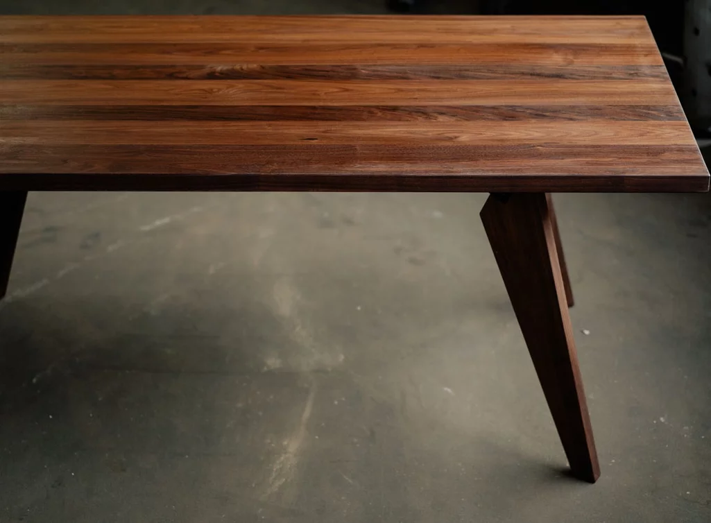 Massivholz Esstisch aus Nussbaumholz weitgehend astfrei Massivholz Esstisch aus Nussbaumholz weitgehend astfrei