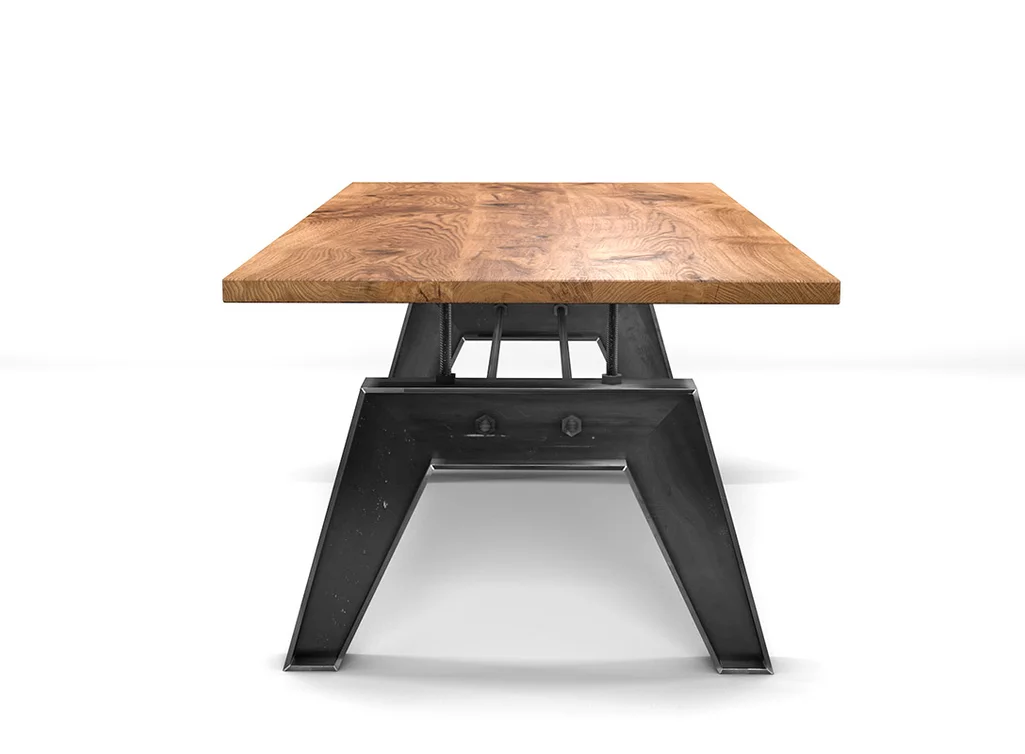 Industriedesign Esstisch nach Maß aus Eiche in selbsttragender Ausführung.