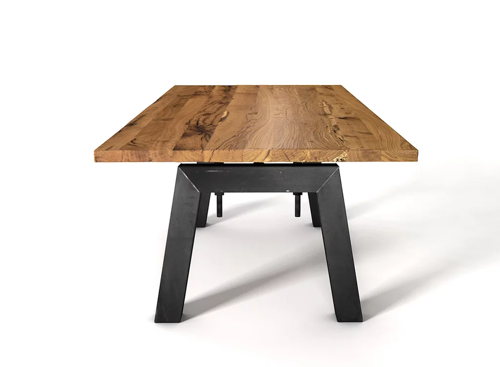 Industriedesign Esstisch aus Eiche und Stahl nach Maß produziert.