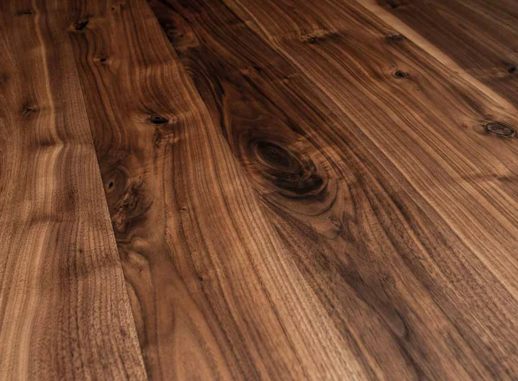 Nussbaumtischplatte auf Maß mit Astanteil und Baumkante