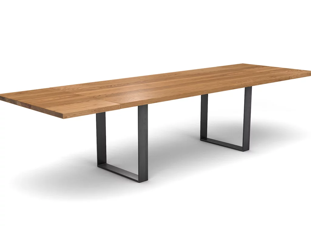 Moderner Kufentisch in massiver Eiche astfrei gefertigt