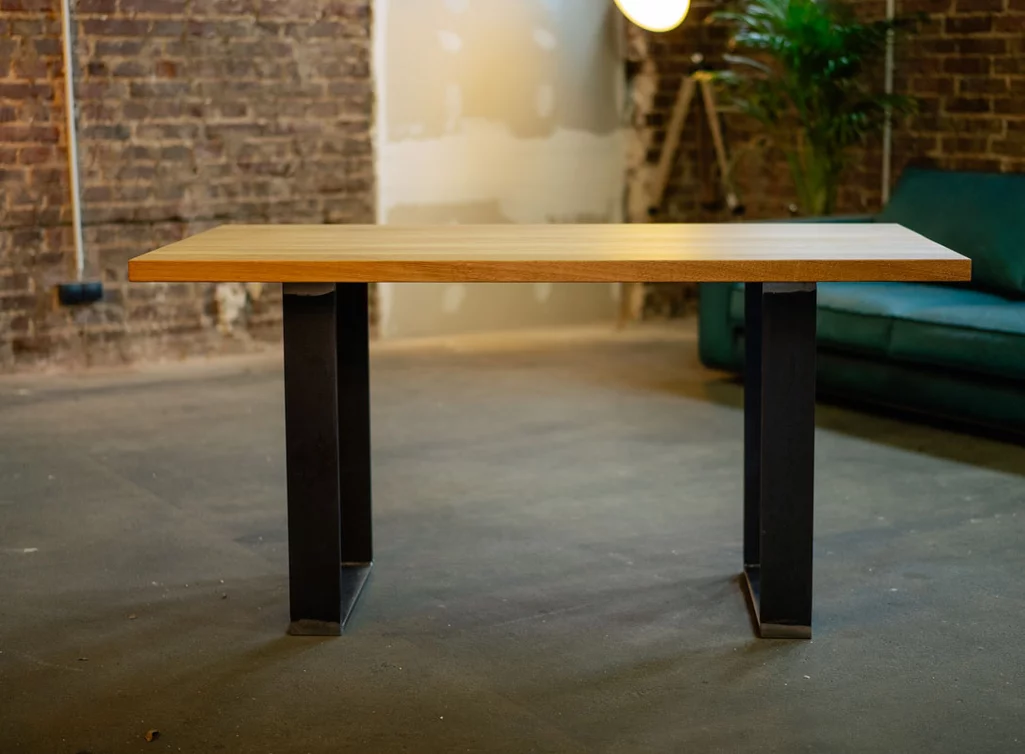 Kufengestell aus Rohstahl Massivholz Eichentisch