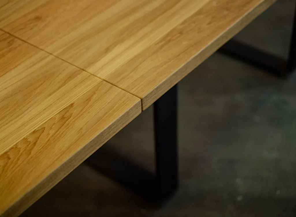 Moderner Kufentisch mit Verlängerung in massiver Eiche