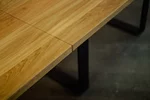Moderner Kufentisch mit Verlängerung in massiver Eiche
