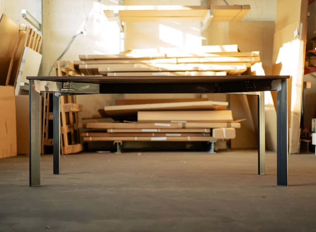 Tisch nach Maß aus massivem Nussbaumholz und Stahl Untergestell Tisch nach Maß aus massivem Nussbaumholz und Stahl Untergestell