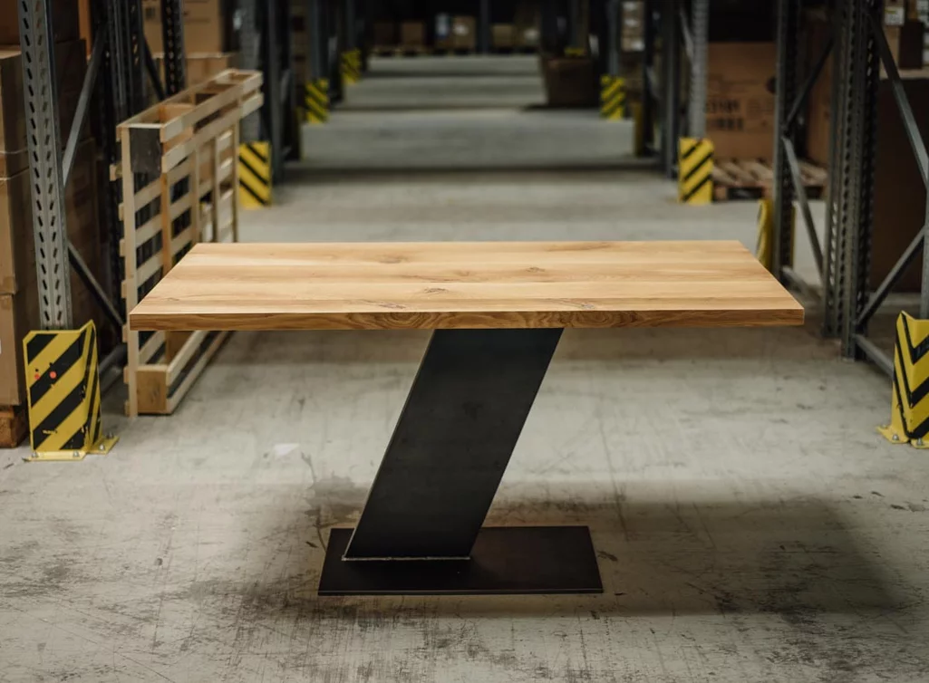 Minimalistischer Esstisch in massiver Eiche und Mittelfuß Stahlgestell