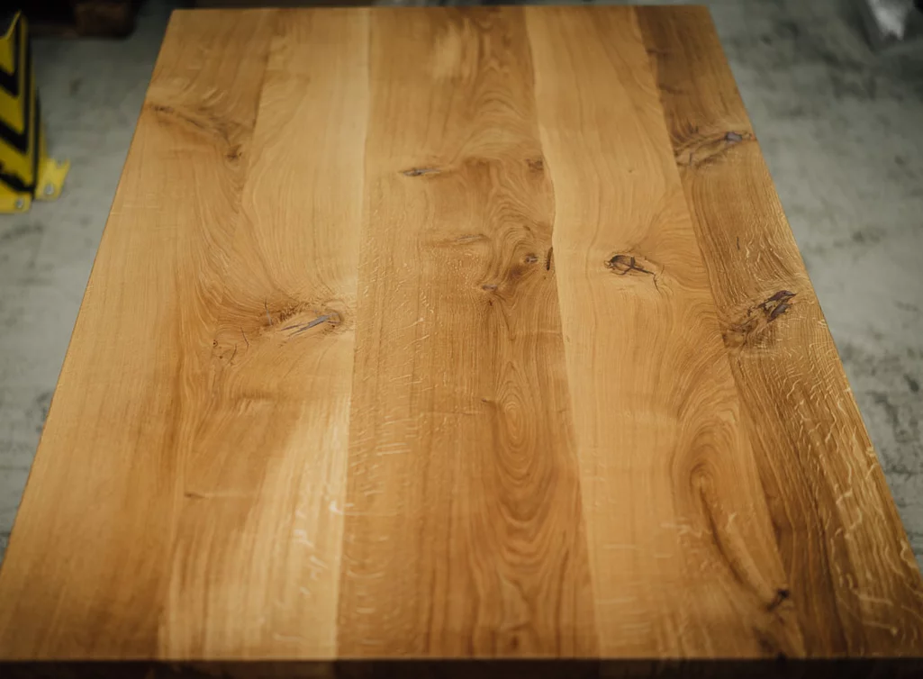 Detailansicht Eichenholz Tischplatte mit starkem Ast- und Splintholzanteil -AFR144-T