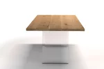 Stylischer Esstisch nach Maß mit einem Tischgestell aus Acrylglas.
