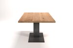 Mittelfuß Tisch aus Massivholz Eiche rustikal gefertigt