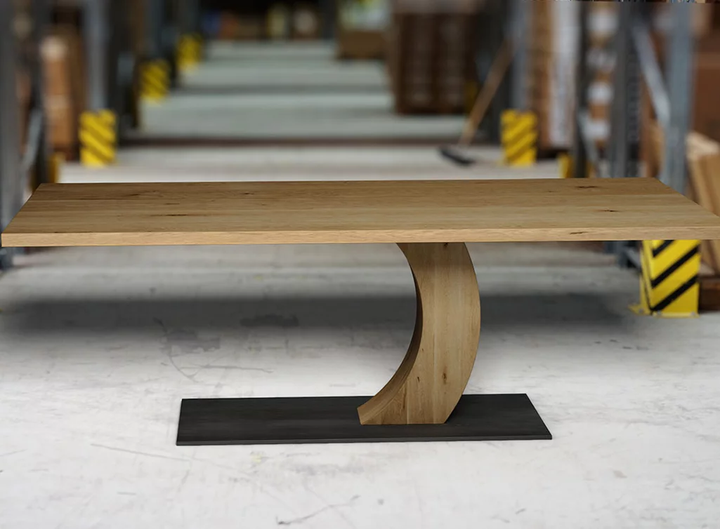 Esstisch Eiche massiv mit Astanteil und einem Mittelfuß Gestell nach Maß.