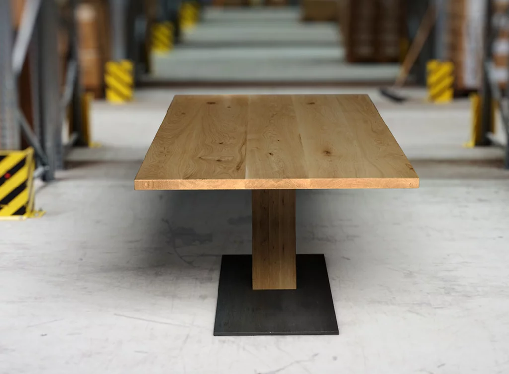 Eichenholz Tisch mit charaktervollem Astanteil nach deinem Maß gefertigt.