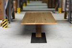 Eichenholz Tisch mit charaktervollem Astanteil nach deinem Maß gefertigt.