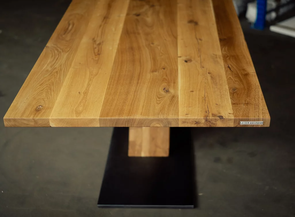 Echtholz Esstisch aus Eiche mit Astanteil