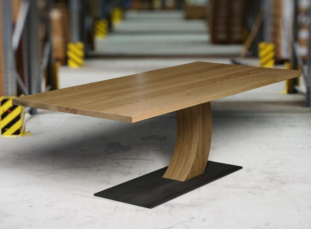 Moderner Esszimmertisch in massiver Eiche astfreier Qualität.