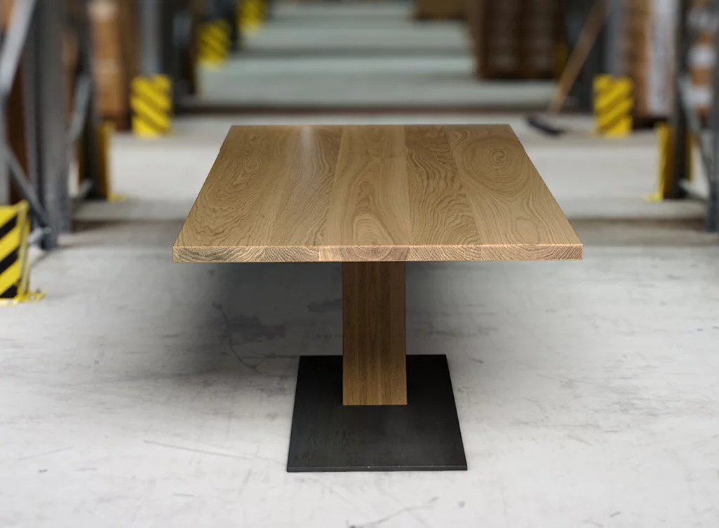 Mittelfuß Esstisch aus Eichenholz nach deinem Maß produziert.