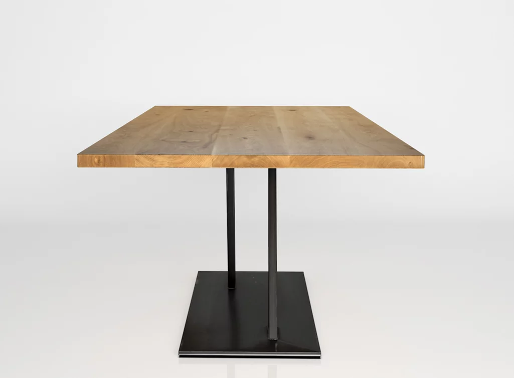 Massivholztisch Eiche mit einem Mittelfuß in verschiedenen Oberflächen verfügbar