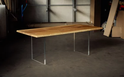 Eichentisch mit Acrylglaswangen und Baumkanten nach deinem Maß gefertigt. Eichentisch mit Acrylglaswangen und Baumkanten nach deinem Maß gefertigt.