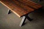 Baumkante Tischplatte Detailansicht Massivholz Nussbaum