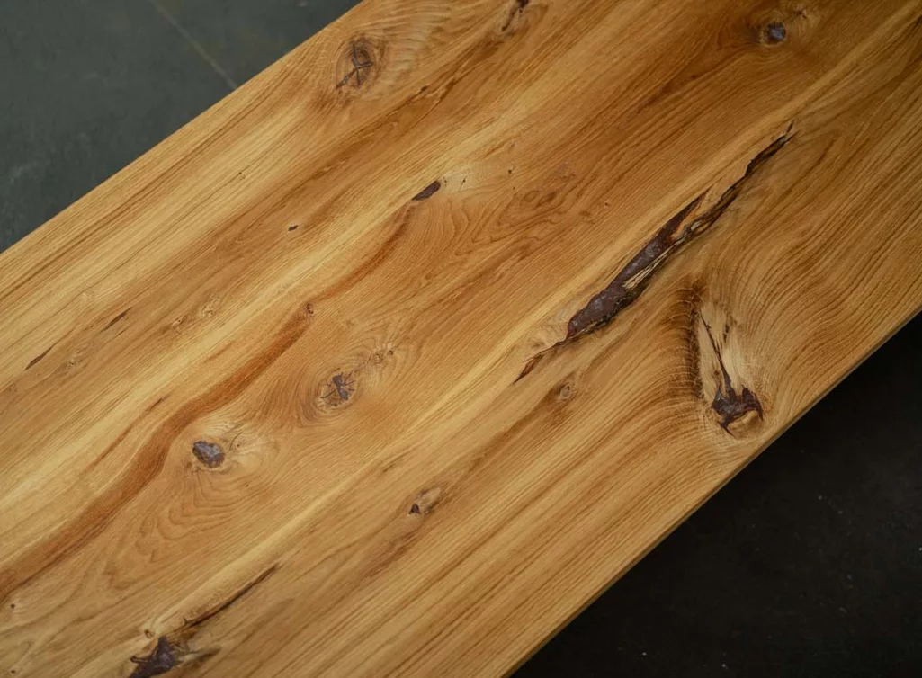 Detailansicht Eiche Massivholz mit charaktervollem Ast- und Splintholzanteil Couchtisch