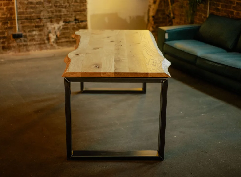 Esstisch aus massiver Eiche mit Baumkante und Astanteil Esstisch aus massiver Eiche mit Baumkante und Astanteil