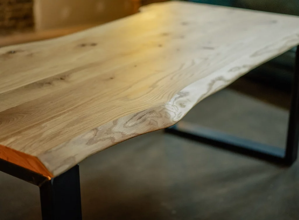 Detailansicht Eichentisch mit Baumkante nach deinen Maßen gefertigt Detailansicht Eichentisch mit Baumkante nach deinen Maßen gefertigt