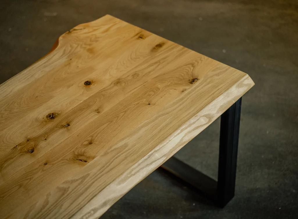 Detailansicht Eichenholz mit Baumkante und charaktervollem Ast- und Splintholzanteil Detailansicht Eichenholz mit Baumkante und charaktervollem Ast- und Splintholzanteil