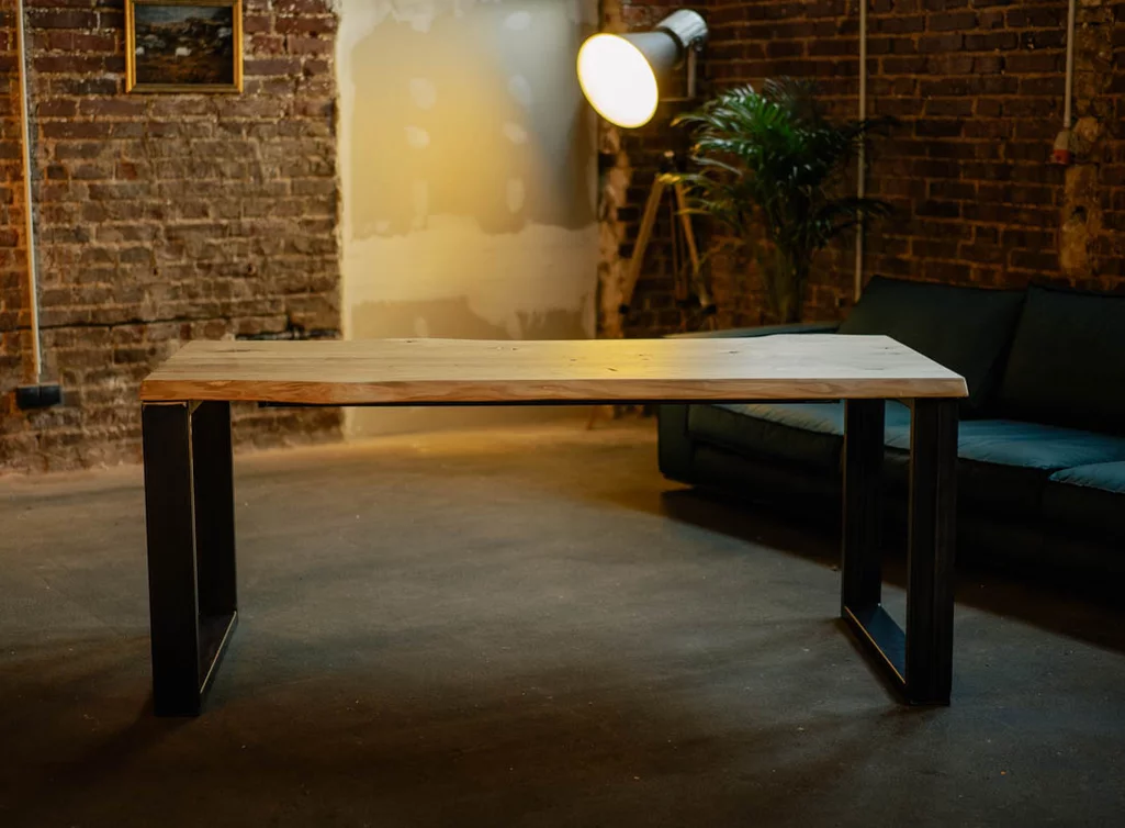 Esstisch Eiche Baumkante mit selbsttragendem Vierkantrohr-Stahluntergestell Esstisch Eiche Baumkante mit selbsttragendem Vierkantrohr-Stahluntergestell