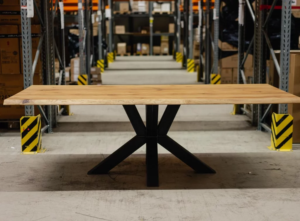 Esstisch mit Baumkante aus massivem Eichenholz in 4cm Stärke mit Ast