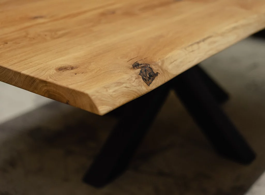 Detailansicht Esstisch Baumkante Eiche mit Astanteil