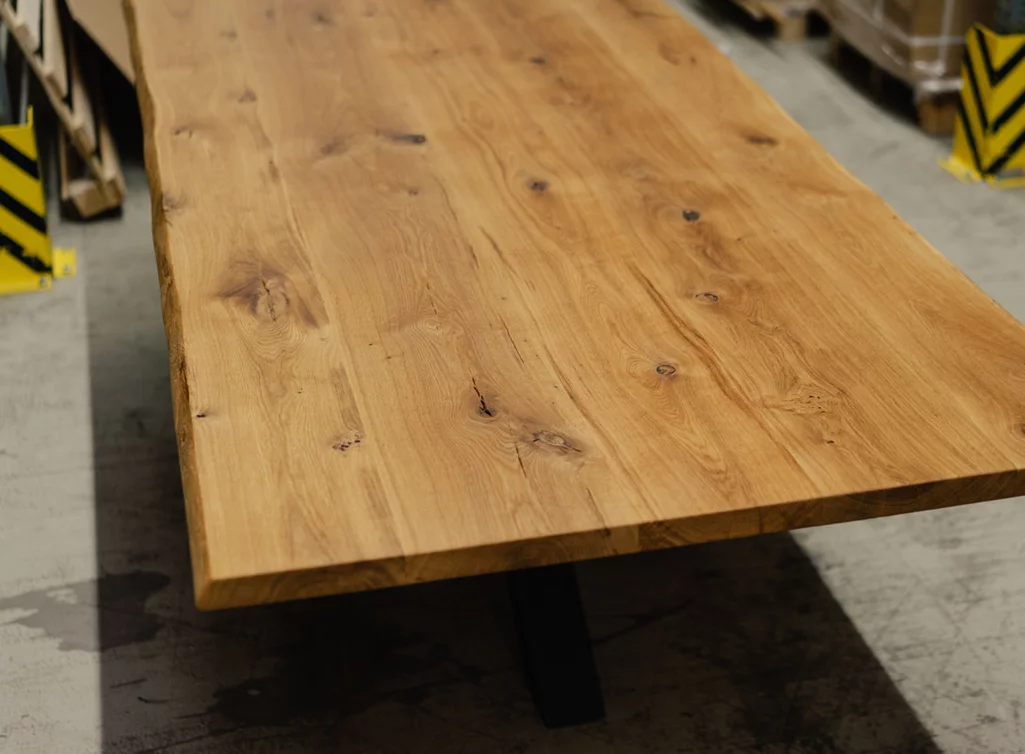 Esstisch Eiche massiv Baumkante mit Astanteil - Detailansicht