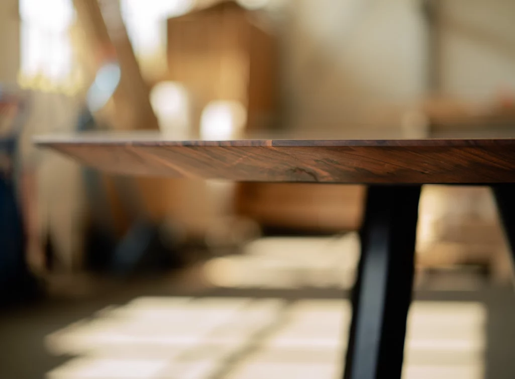 Esstisch rund Massivholz aus Nussbaum mit Facettenkante