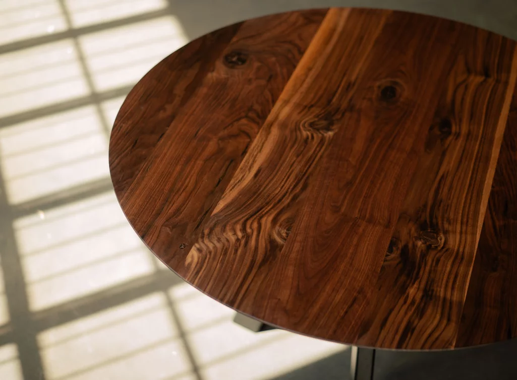 Detailansicht - Runder Esstisch Massivholz Nussbaum mit Astanteil