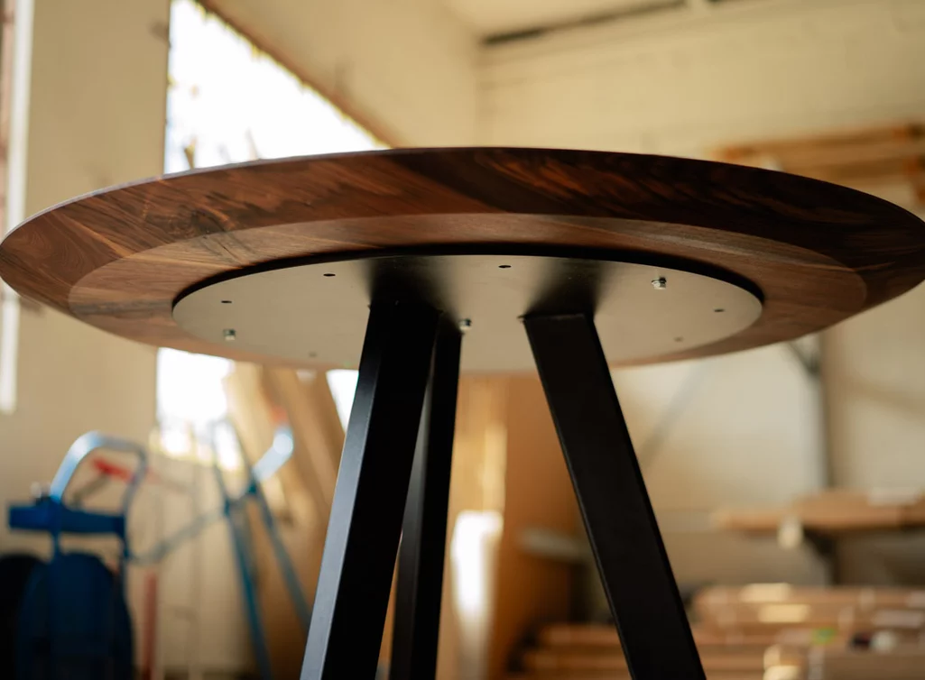 Nussbaumtisch rund mit Dreibein-Mittelfuß Tischgestell und Aufliegeplatte aus Metall