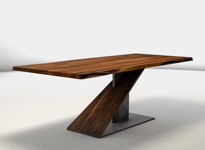 Nussbaum Esstisch mit Baumkante und Astanteil auf modernen Tischuntergestell