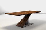 Nussbaum Esstisch mit Baumkante und Astanteil auf modernen Tischuntergestell