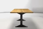 Eiche Tisch mit Metallgestell in einem industriellen Look