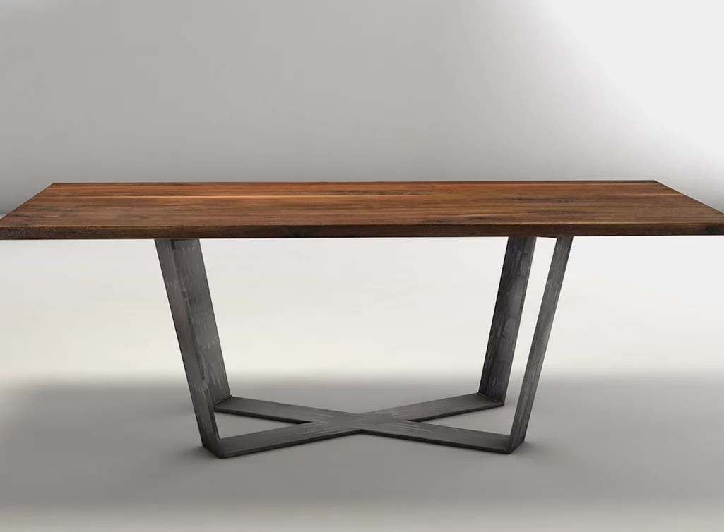Seitenansicht Massivholz Nussbaum Esstischplatte auf Tisch Metallgestell Seitenansicht Massivholz Nussbaum Esstischplatte auf Tisch Metallgestell