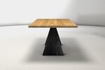 Moderner Tisch aus Premium astfreiem Eichenholz und Tischgestell aus gekantetem Stahl