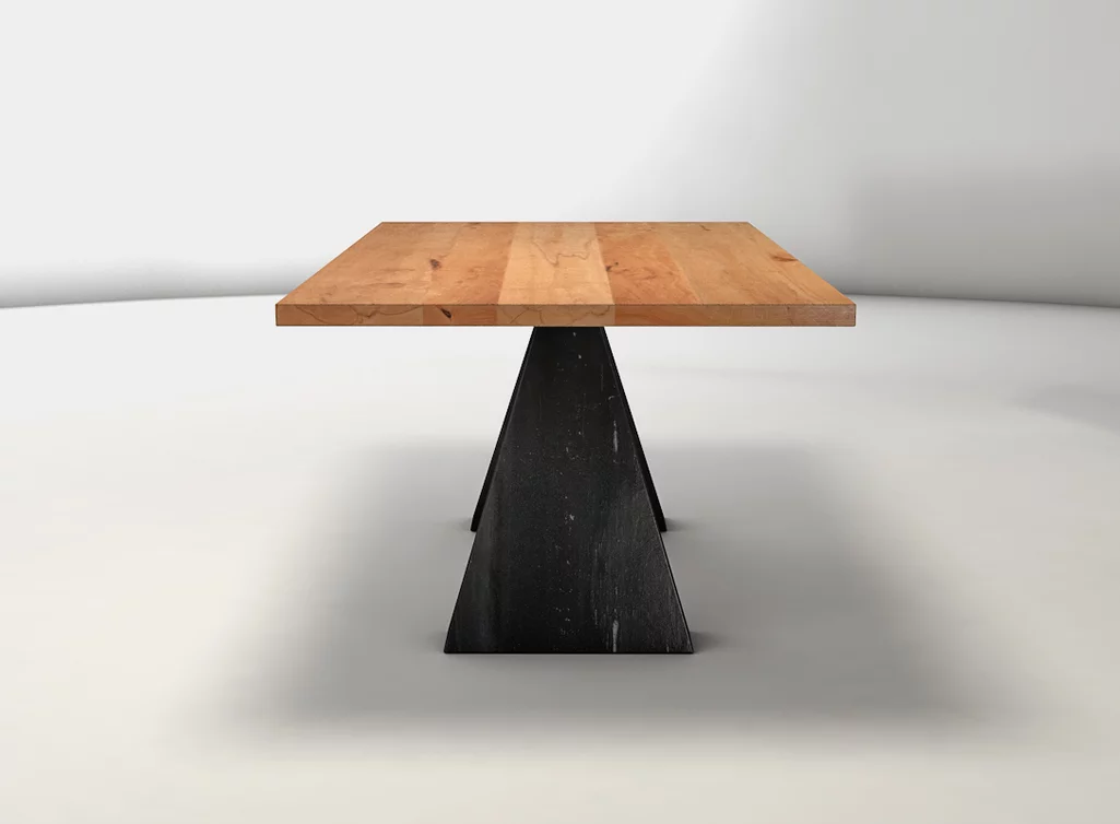 Kernbuche Holztisch mit Metallgestell aus gekantetem Stahl in konischer Form
