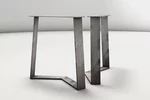 Beispielbild Tischkufen aus Metall für Eichenholz Tischplatte mit Ast nach Maß