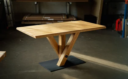 Esstisch aus Holz mit Baumkante THY10-T Esstisch aus Holz mit Baumkante THY10-T