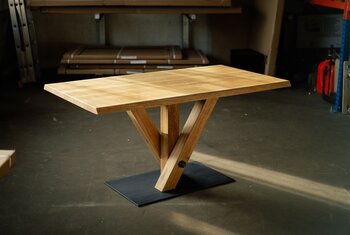 Esstisch aus Holz mit Baumkante THY10-T